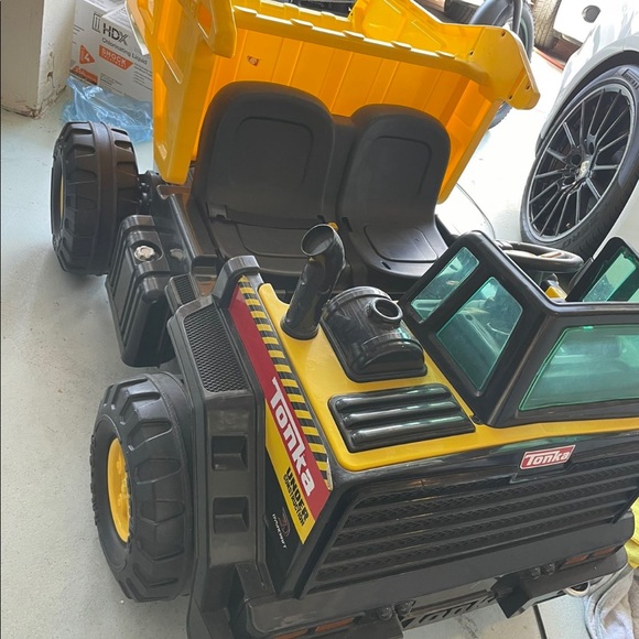 Tonka Mighty Dump Truck Ride-on/ 12V - Picture 3 of 6